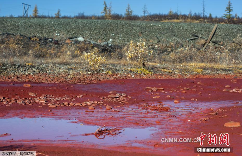 俄羅斯諾里爾斯克市是地球極地最北端的城市，位于北極圈以北402千米，這座城市一向以孤獨、寒冷和豐富的礦藏為世人所知。最近，當地一條名為Daldykan的河流突然變紅，讓這座城市再次引來關注，政府已經下令徹查。大家紛紛猜測，位于河流上游的一家重金屬冶煉廠是罪魁禍首。
