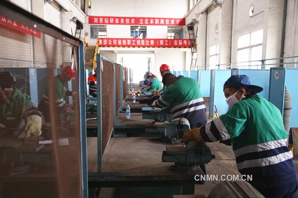 9月2日~3日,由金川集團公司主辦、金川集團檢修分公司承辦的職工技能大賽焊工、管工實際操作比賽在檢修分公司培訓(xùn)基地開賽,來自檢修分公司、熱電公司、機械制造公司、動力廠、二礦區(qū)等單位的60余名焊工、管工參加了比賽。此次焊工比賽,內(nèi)容主要涉及電焊、二氧化碳氣體保護焊、氣焊等焊接方法,考驗了選手多種焊接工藝的基本功和熟練情況;管工比賽內(nèi)容主要涉及彎管扭向三通的展開下料和制作,考驗了選手識圖下料的能力。比賽的前三名將獲得職業(yè)技能等級晉升的機會。