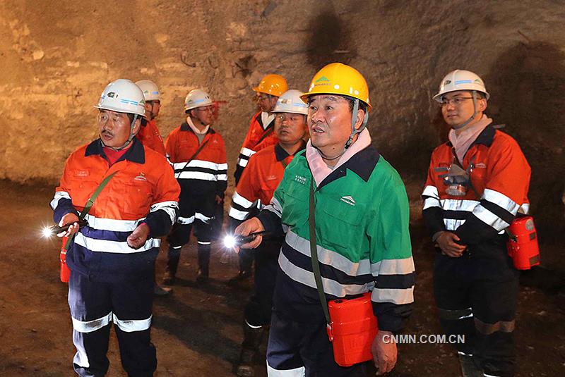 當鎳礦在甘肅的戈壁灘上被發現之后,來自全國各地的數千名工程技術專家、工人、民兵、解放軍匯聚于此,采礦煉鎳。與此同時,他們也在這茫茫戈壁灘上建起了一座工礦城市。那是一代人激情燃燒的歲月,凝聚成了創業者、奮斗者、開拓者的奮進精神。